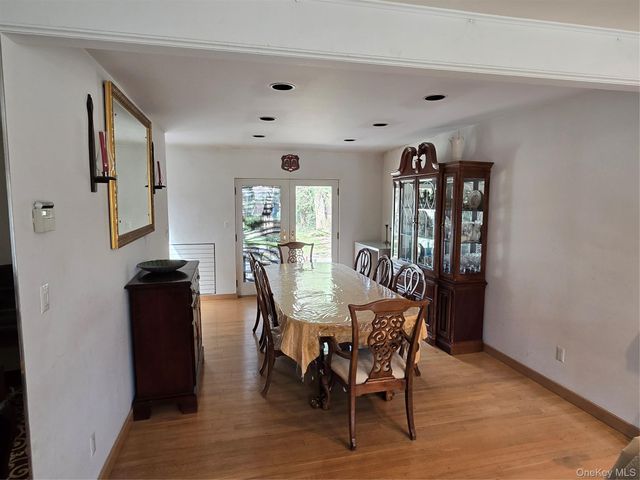 21 Woodridge Lane, Sea Cliff, NY 11579