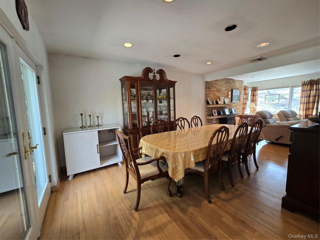 21 Woodridge Lane, Sea Cliff, NY 11579