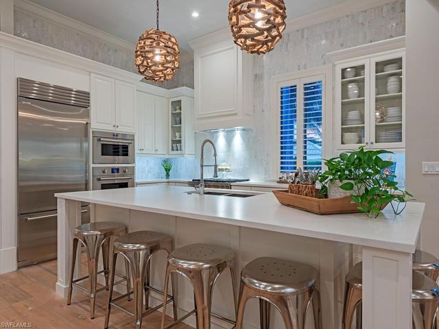131 3rd ST N, Naples, FL 34102