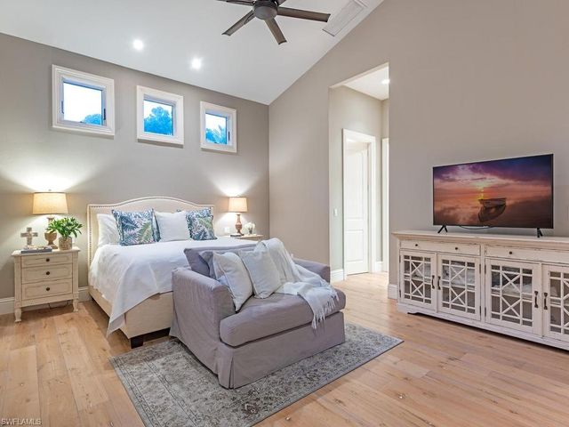 131 3rd ST N, Naples, FL 34102