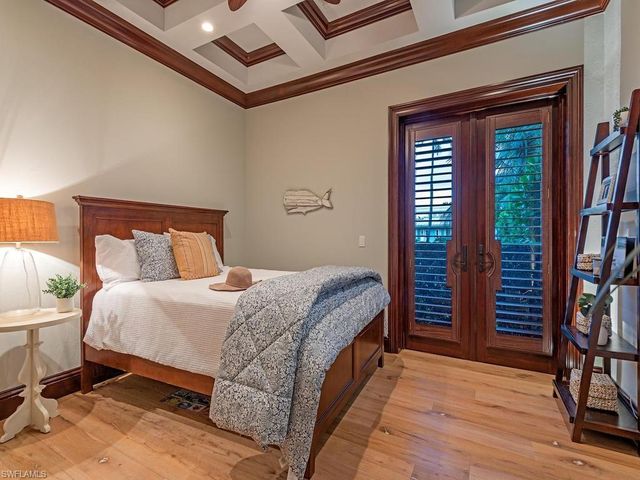 131 3rd ST N, Naples, FL 34102