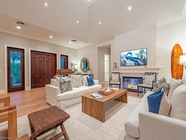 131 3rd ST N, Naples, FL 34102