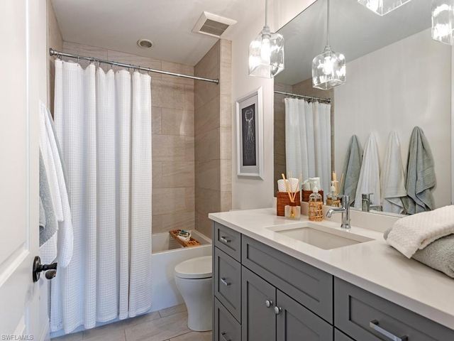 131 3rd ST N, Naples, FL 34102