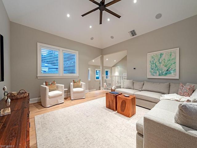 131 3rd ST N, Naples, FL 34102