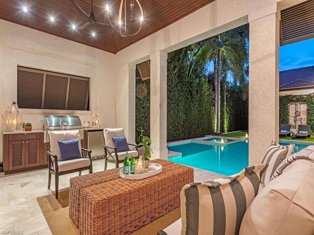 131 3rd ST N, Naples, FL 34102