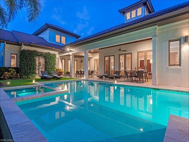 131 3rd ST N, Naples, FL 34102