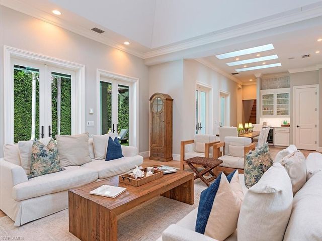 131 3rd ST N, Naples, FL 34102