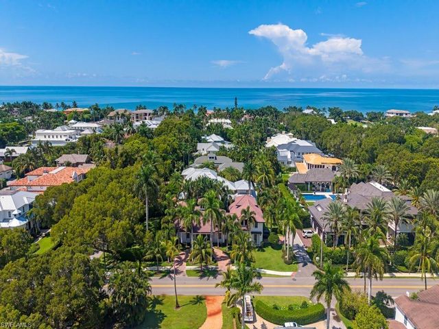 131 3rd ST N, Naples, FL 34102
