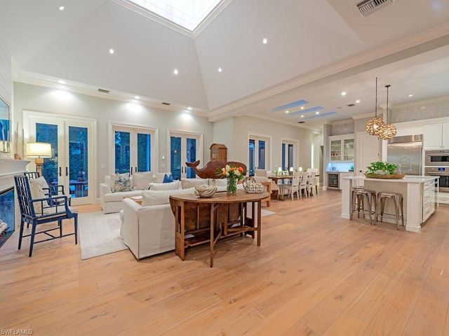 131 3rd ST N, Naples, FL 34102