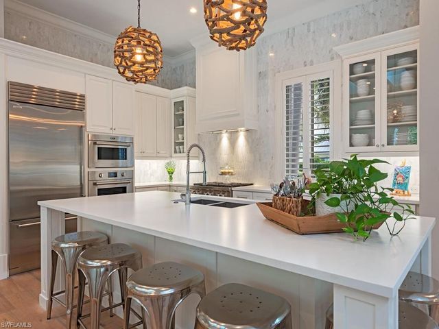 131 3rd ST N, Naples, FL 34102