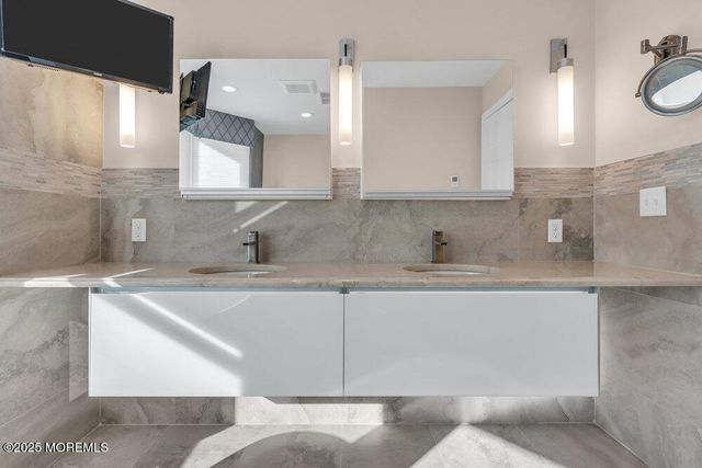 25 Iroquois Drive, Freehold, NJ 07728