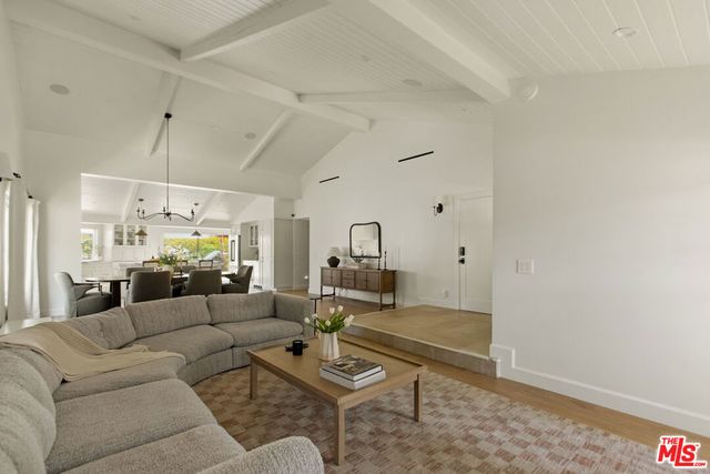 18829 Sylvan Street, Tarzana, CA 91335