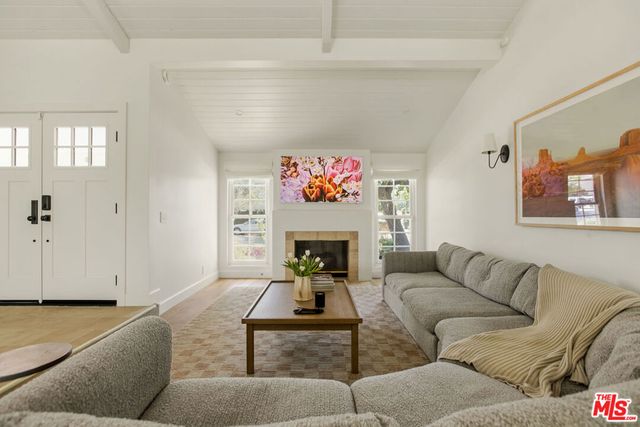 18829 Sylvan Street, Tarzana, CA 91335