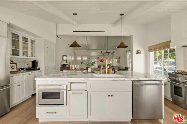 18829 Sylvan Street, Tarzana, CA 91335