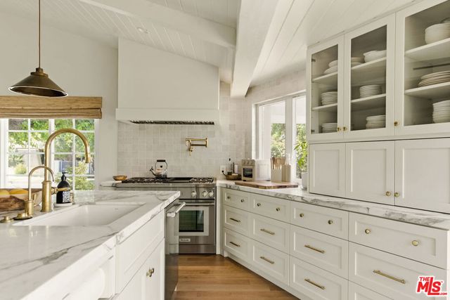 18829 Sylvan Street, Tarzana, CA 91335