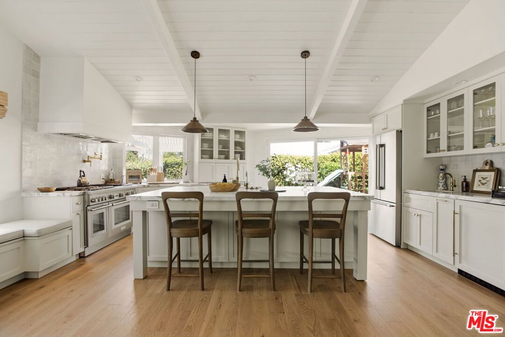 18829 Sylvan Street, Tarzana, CA 91335