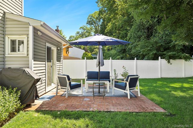 17 Harmony Lane, Glen Cove, NY 11542