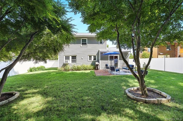 17 Harmony Lane, Glen Cove, NY 11542