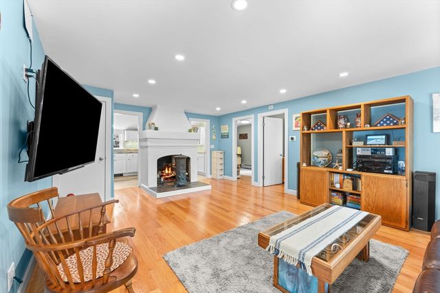 49 Ossamequin Rd, Billerica, MA 01821