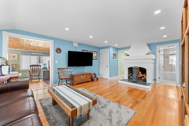 49 Ossamequin Rd, Billerica, MA 01821