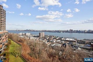 100 Carlyle Drive 5LS, Cliffside Park, NJ 07010