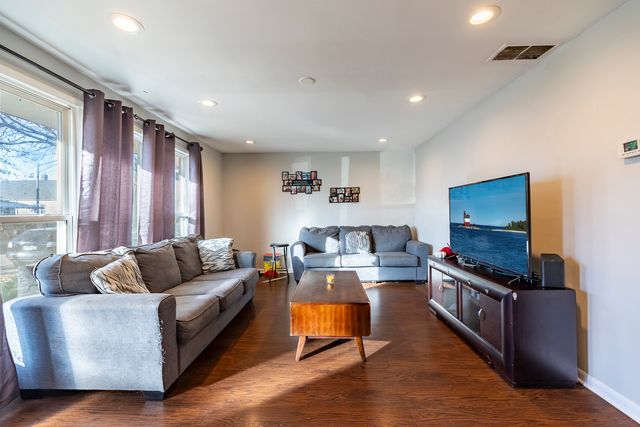 13415 S Mackinaw Avenue, Chicago, IL 60633