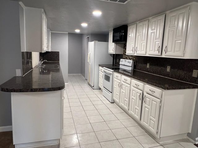 8103 Edgebrook Forest Court, Houston, TX 77088