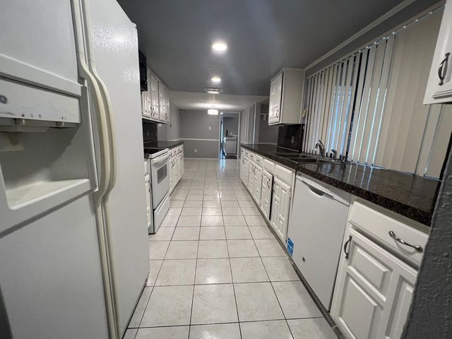 8103 Edgebrook Forest Court, Houston, TX 77088