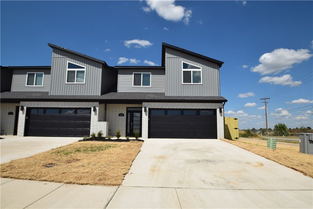1800 Garnet Avenue, Centerton, AR 72719