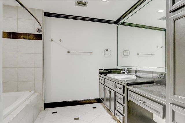 1120 Texas Street 9C, Houston, TX 77002