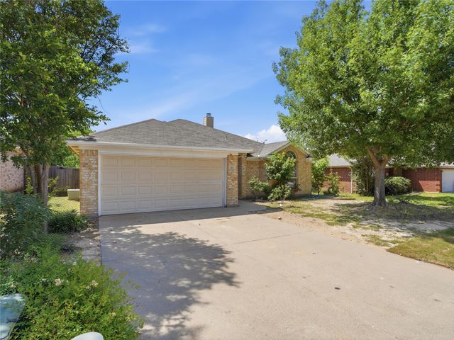 104 Adams Drive, Crowley, TX 76036