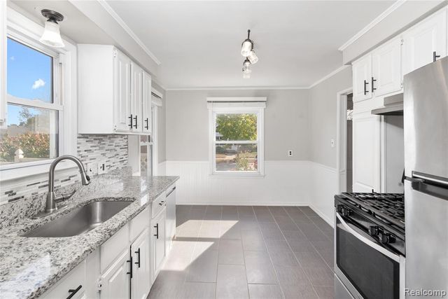 2437 Barrett Avenue, Royal Oak, MI 48067