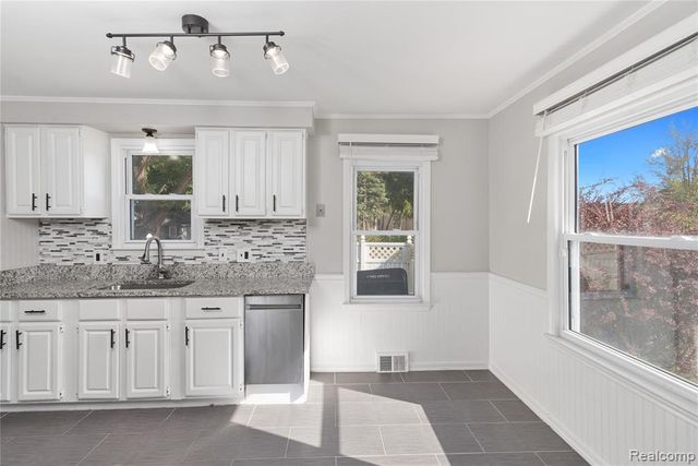 2437 Barrett Avenue, Royal Oak, MI 48067