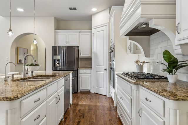 349 Hill Creek Lane, Grapevine, TX 76051