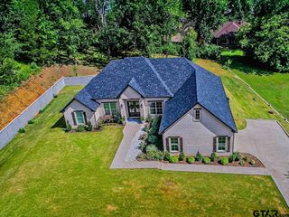 15883 Crazy Horse Dr, Lindale, TX 75771