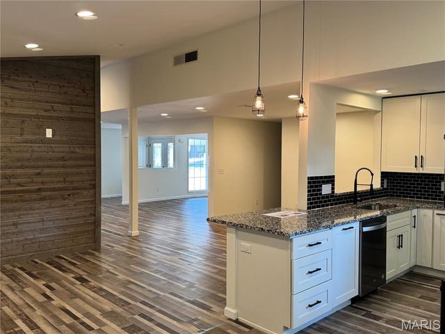 1529 Tryon Drive, Creve Coeur, MO 63146