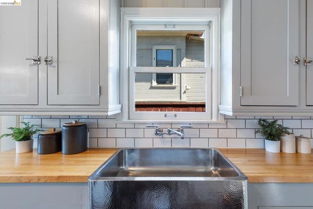 812 E 19Th St, Oakland, CA 94606