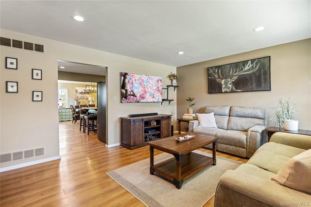 158 Glenmere Way, Holbrook, NY 11741