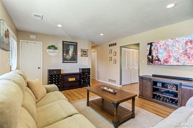 158 Glenmere Way, Holbrook, NY 11741