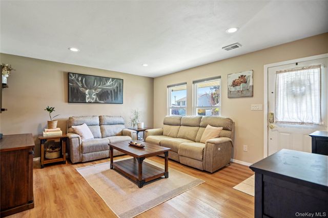 158 Glenmere Way, Holbrook, NY 11741