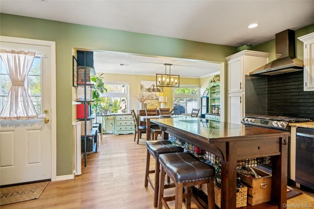 158 Glenmere Way, Holbrook, NY 11741