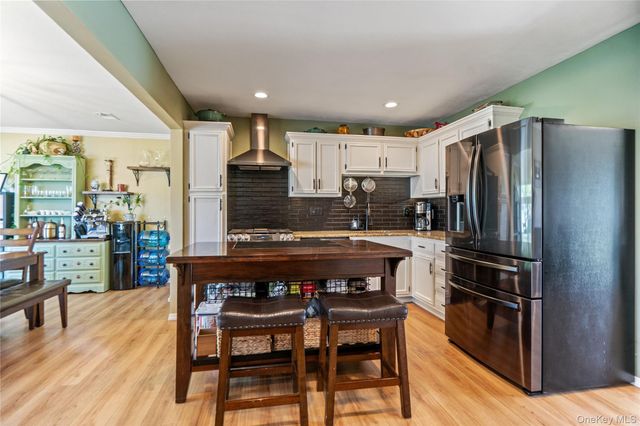 158 Glenmere Way, Holbrook, NY 11741