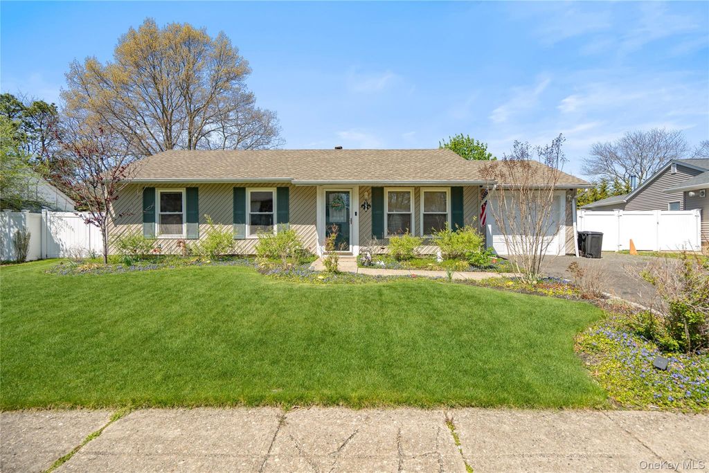 158 Glenmere Way, Holbrook, NY 11741