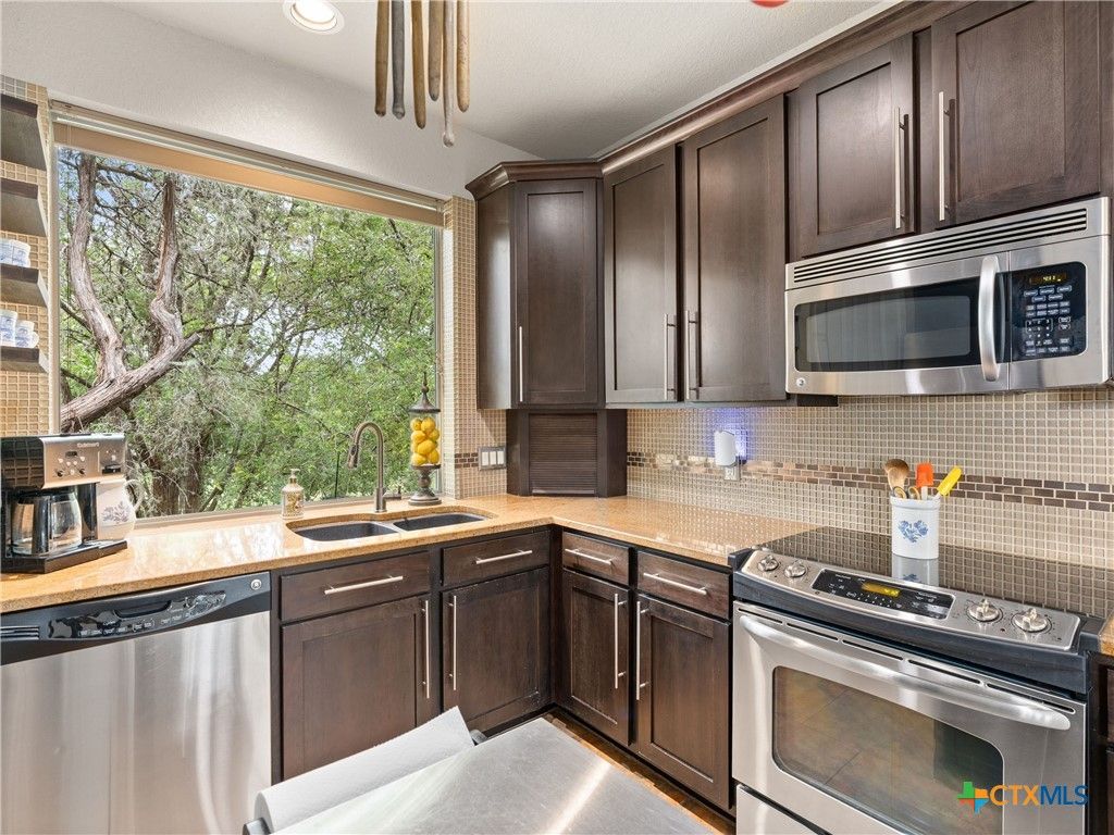 Image 10 of property listing at 2919 Colleen Drive, Canyon Lake, TX 78133