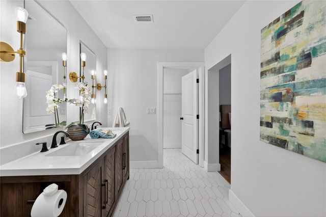 208 W HILDA STREET, Tampa, FL 33603