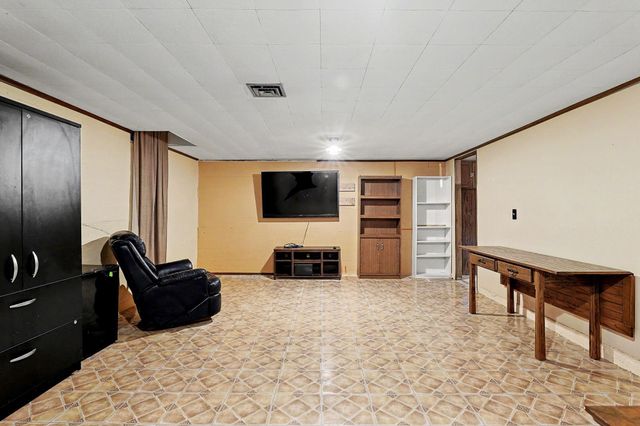 6414 E 12th St, Wichita, KS 67206