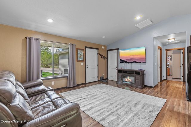 299 Cardinal LN, Spirit Lake, ID 83869