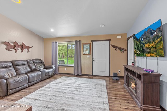 299 Cardinal LN, Spirit Lake, ID 83869