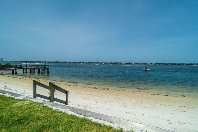 5600 N Flagler Drive 2201, West Palm Beach, FL 33407