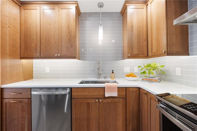 9551 Outlook Drive, Overland Park, KS 66207